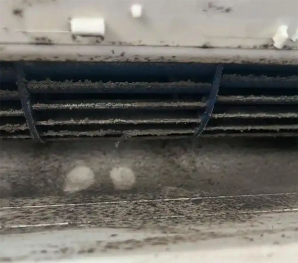 易县空调吹的风有股烧焦味是怎么回事